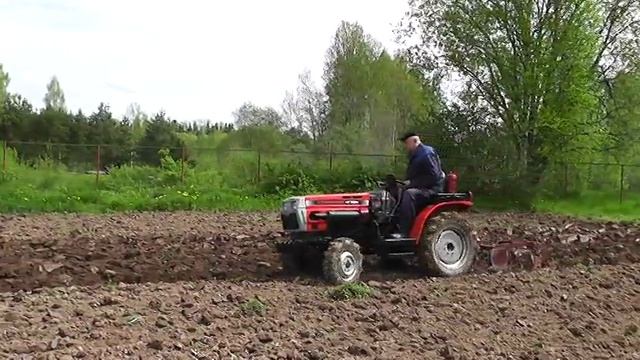 Первая пахота на МТ 180 . смотреть онлайн