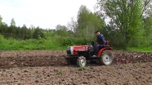 Первая пахота на МТ 180 .