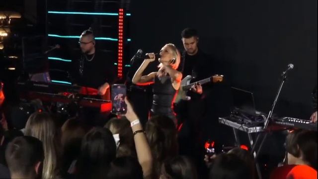 Полина Гагарина -Танец перед зеркалом. Бабочки. Шагай ( смотреть онлайн