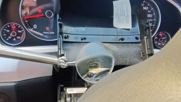 Снятие руля на автомобиле VW Touareg NF/Removing the steering wheel on a VW T