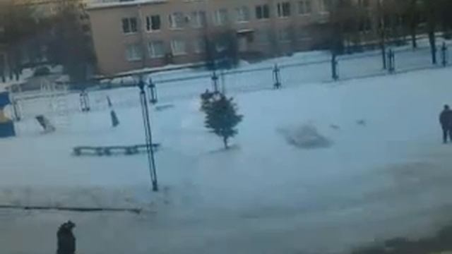 Чел пытается разбить окно