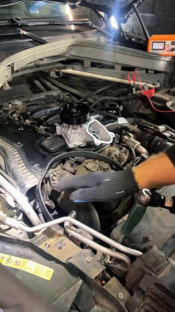 Замена помпы. BMW X6 развалилась помпа, стянуло ремень, в? смотреть онлайн