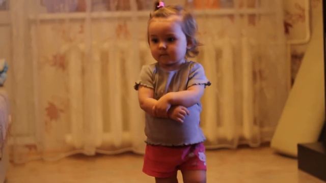 Девочка 1,5 года классно танцует смотреть онлайн
