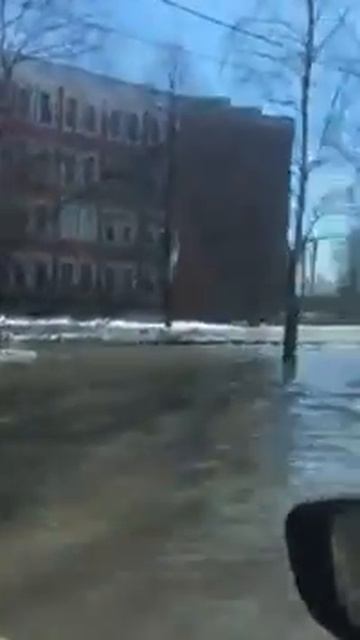 Улица Максимова превратилась в реку. Это всего лишь растаял снег