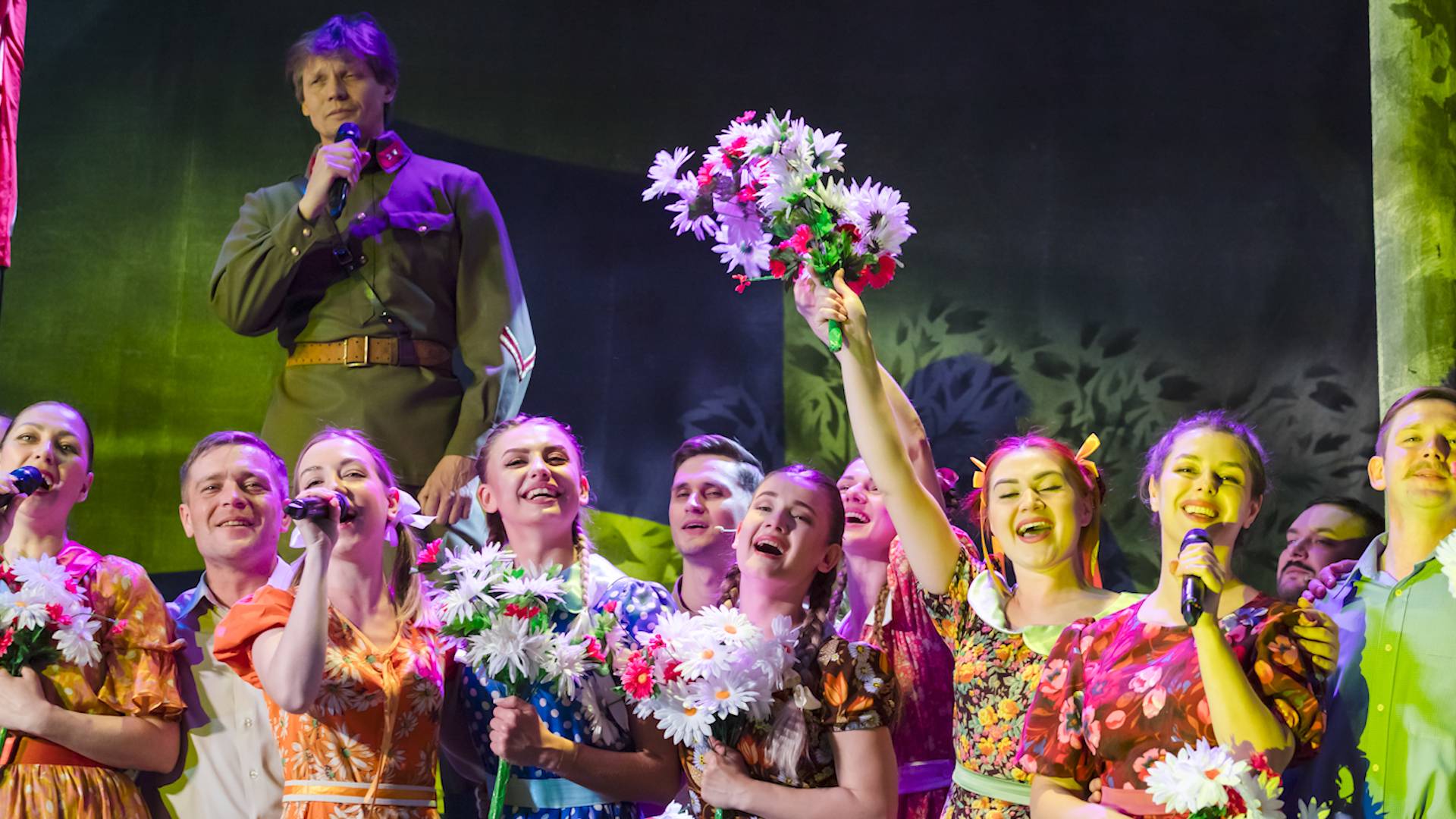Луганский театр имени Михаила Голубовича выступил на сцене ЦДРА. Поёт Россия Армии Победу смотреть онлайн