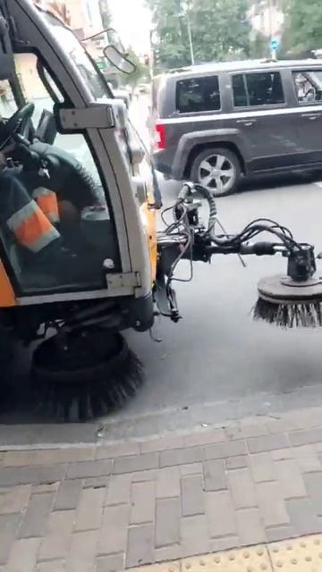 Уличный пылесос на дороге. #украина #киев #shorts смотреть онлайн