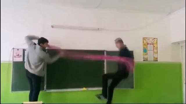 Школьник сломал доску и упал со стула! смотреть онлайн