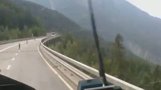 Дорога на Италию из Швейцарии смотреть онлайн