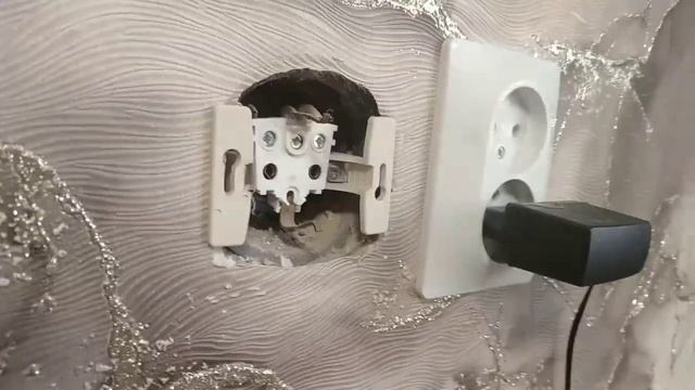 Шатается или вылезла розетка. Чистим и ставим на место смотреть онлайн