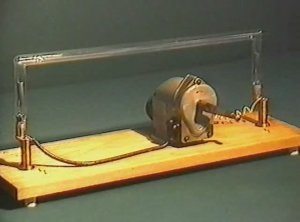 Физика. Опыты. Электричество и магнетизм. Электромагнитная индукция. Генератор переменного тока