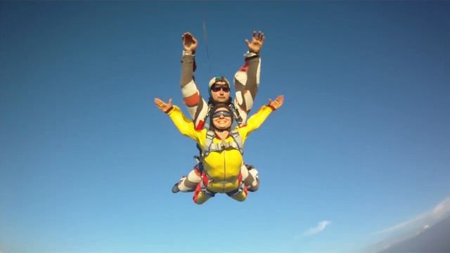 Прыжок с парашютом у девушки в первый раз смотреть онлайн
