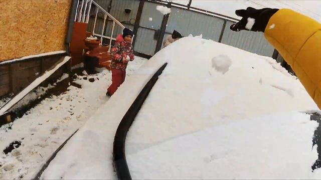 VLOG ( ВЛОГ ) Первый снеговик. Играем в снежки. маме снежком в лицо смотреть онлайн