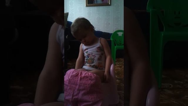 Прикол! Ребенок спит на горшке.mp4 смотреть онлайн