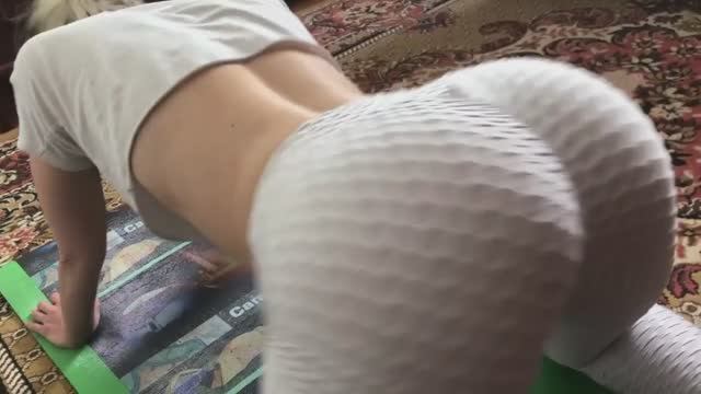 шикарная попка делает зарядку смотреть онлайн