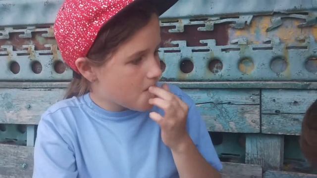 Едим черные конфеты бабы яги со вкусом перца😛 смотреть онлайн