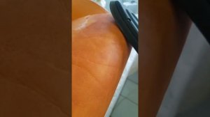 Как убрать складки на коже автомобильного сиденья.