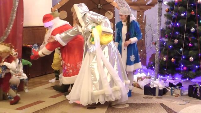 Он не ждет и не хочет подарков от Деда Мороза! Самокритичный малыш смотреть онлайн