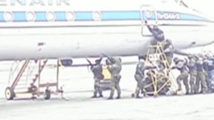 оружие на пол руки за голову всем лежать мордой в пол