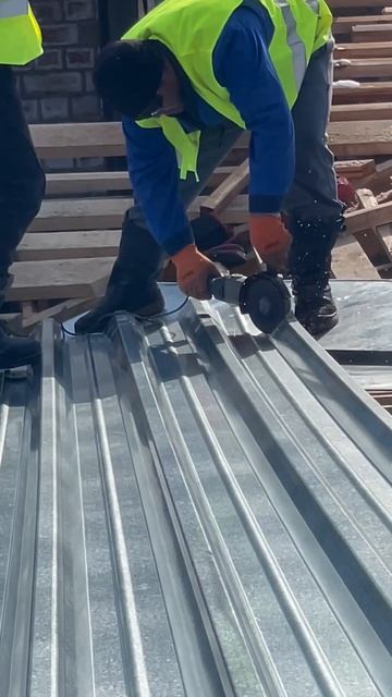 Начали мантировать профнастил #крыша #construction #бишкек #? смотреть онлайн