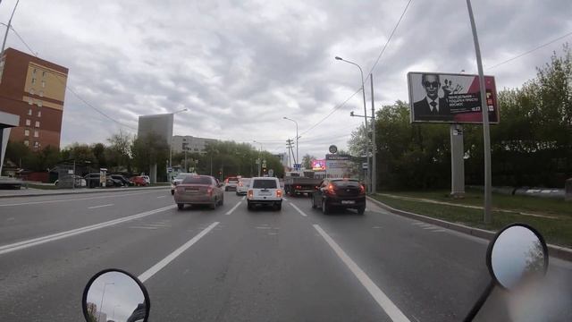 Мопед JT50 с ходу между рядами