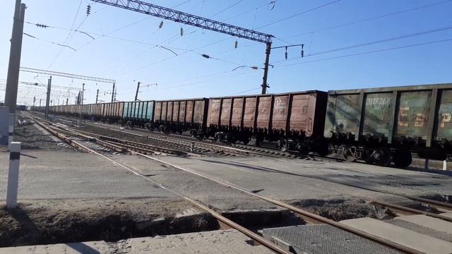Электровоз 3ЭС5К-538 с грузовым поездом смотреть онлайн
