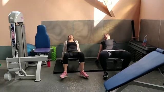 А вот так можно заменить ягодичный мостик не имея штан смотреть онлайн