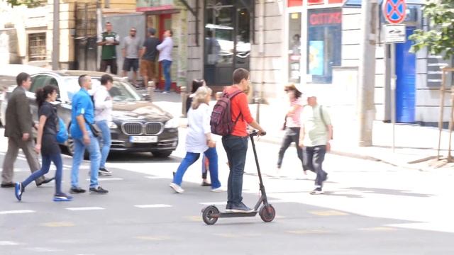 Хора карат електрически скутери в София