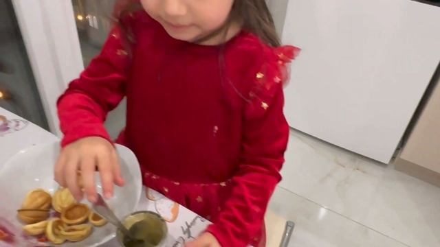 Готовим раффаелло из орешков со сгущенкой детские рол смотреть онлайн