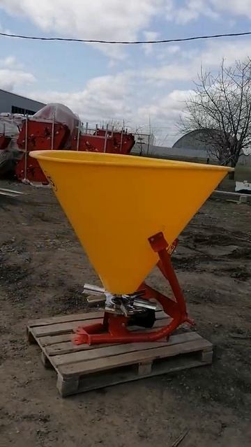 Разбрасыватель удобрений. Производство: Польша. Бак 500 смотреть онлайн