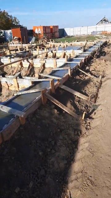 Залили ленточный фундамент #фундамент #опалубка #лент? смотреть онлайн