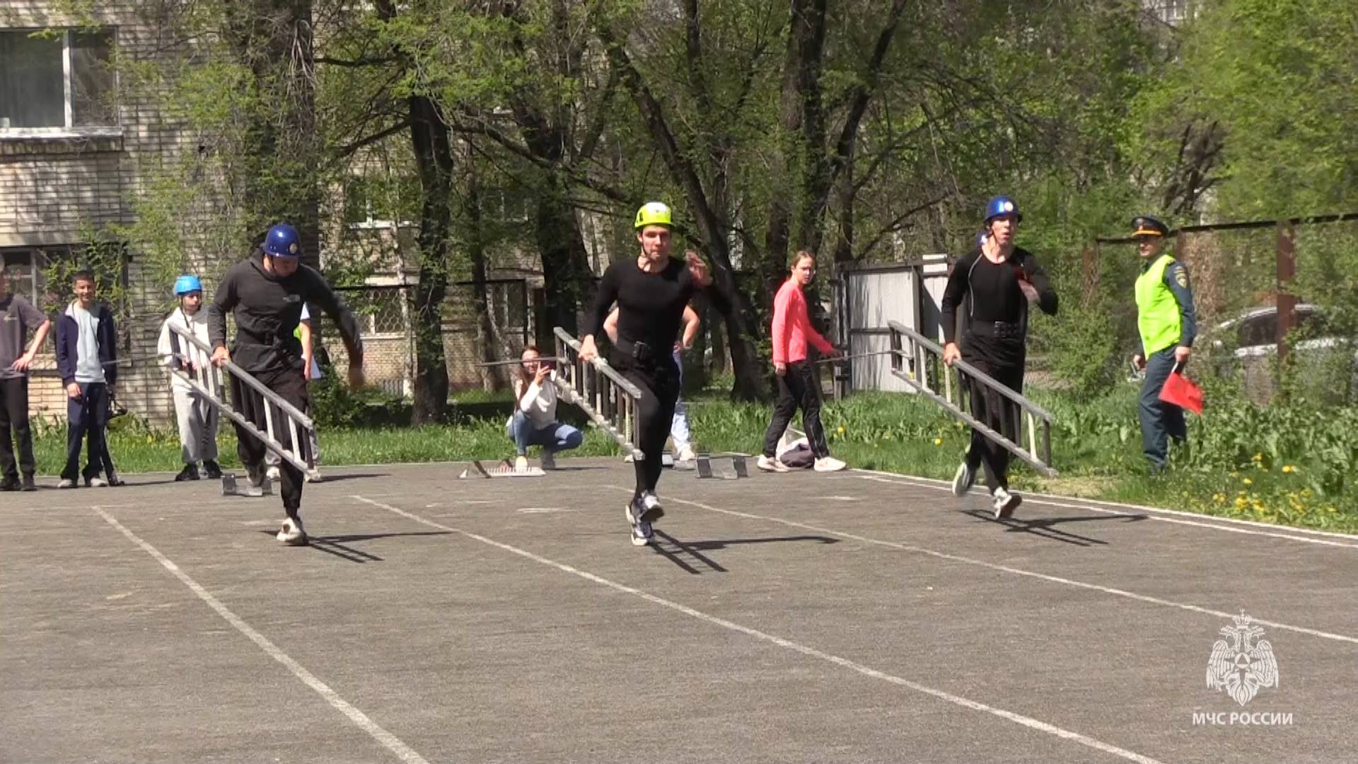 Погода не помеха для юных пожарных на пути к результату смотреть онлайн