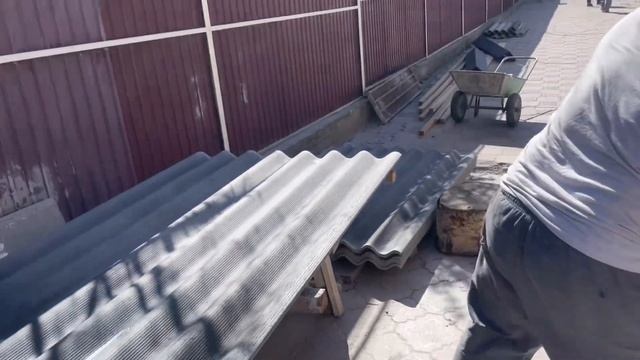 ШИФЕР ПОД ЧЕРЕПИЦУ, дели шийфер болгаркой. Монтаж шифе смотреть онлайн