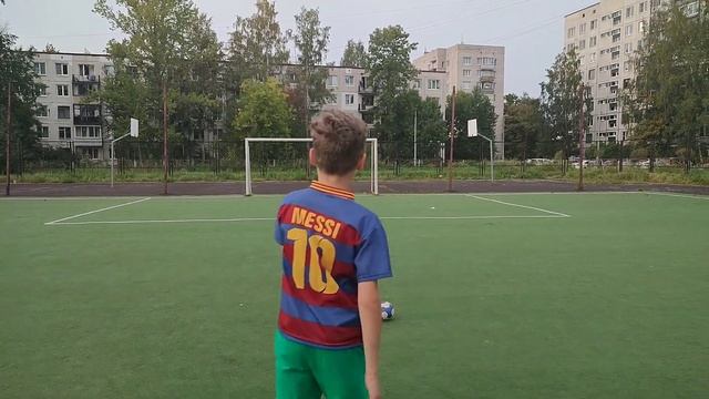 Сравниваем обычный мяч и маленький мяч. смотреть онлайн