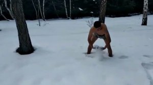 Приколы: Голый мужчина в зимнем лесу- crazy boy