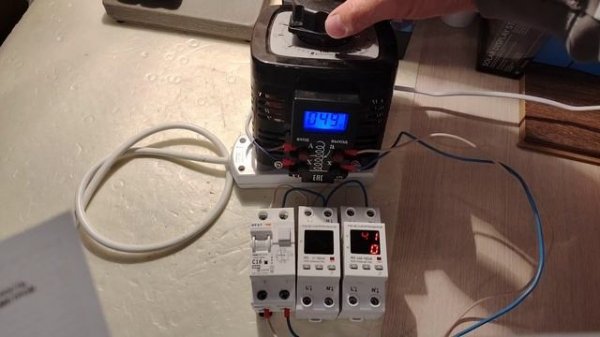 Включаю реле напряжения ROSTOKELECTRO в первый раз и проверяю их работу