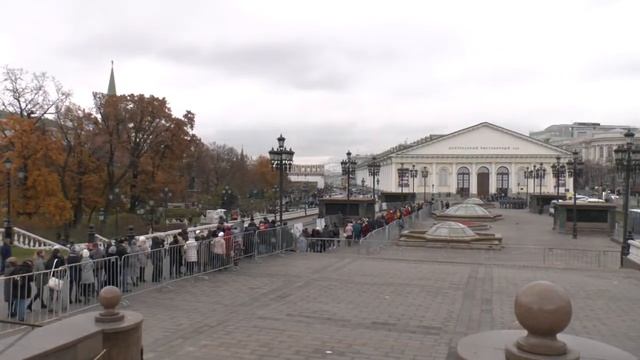 Сокровища музеев России в Манеже 2018. Очередь смотреть онлайн
