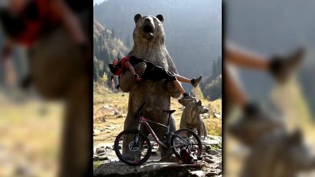 СМЕШНЫЕ ЛЮДИ ПОЗИРУЮТ У СКУЛЬПТУР #1 🤭 FUNNY PEOPLE POSING WITH THE SCULPTURES #1 смотреть онлайн
