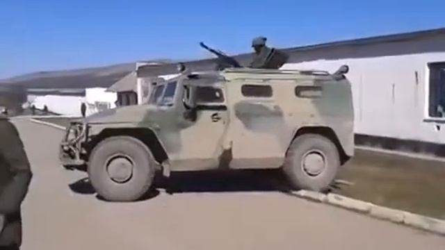 ПРИКОЛ ХОХМА Невероятный российский ТИГР не может забраться через бордюр смотреть онлайн
