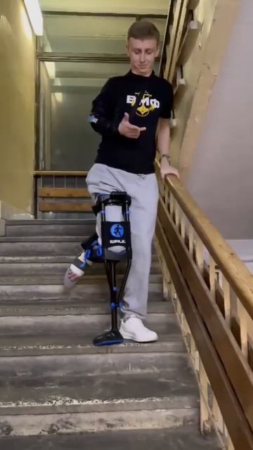 Как спуститься по лестнице iwalk 3.0,костыль свободные ру? смотреть онлайн