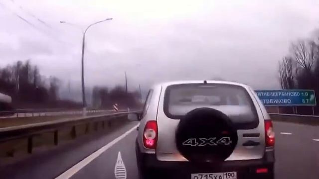 Приколы на дорогах Подборка Девушки за рулем!!! смотреть онлайн