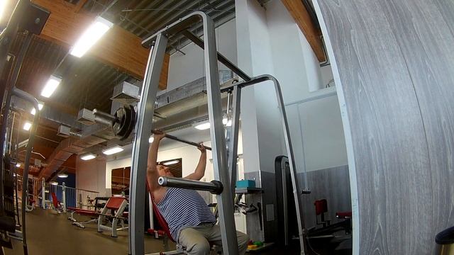 Штанга в 70 лет !!! Качаем  грудь, и  дельту штангой из за ?