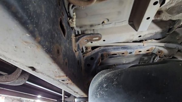 Lc200. Замена тросов ручника. 4K Видео.