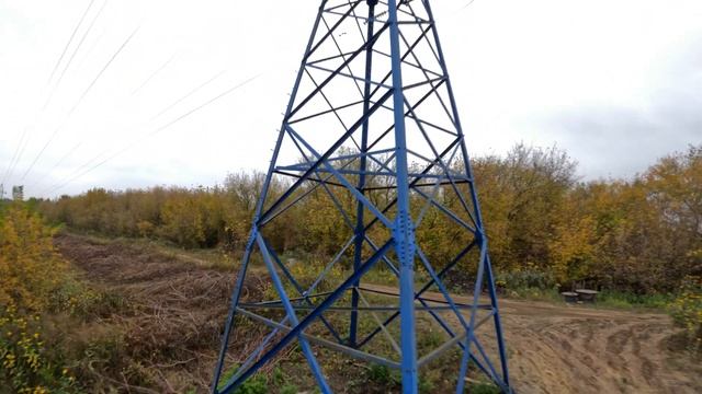 FPV докопался до опоры ЛЭП.