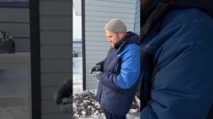 Вешаем гирлянду на дом, обшитый сайдингом. Вышло 2 вари