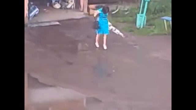 ПЬЯНАЯ БАБА, ВОТ ТАК УЖРАЛАСЬ!.mp4 смотреть онлайн