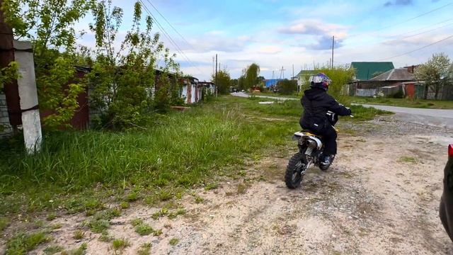 УЧИМСЯ ЕЗДИТЬ НА ПИТБАЙКЕ