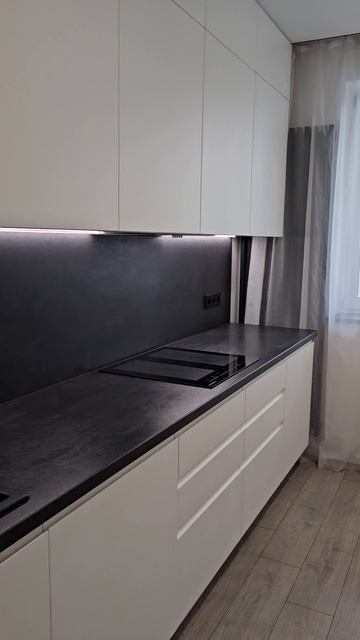 Белая кухня с яркими оранжевыми стульями смотреть онлайн