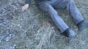 Пьяный мужик упал, не может встать, смешно матерится.