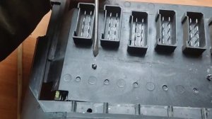 как разобрать блок предохранителей ваз 2107 , и вытянуть