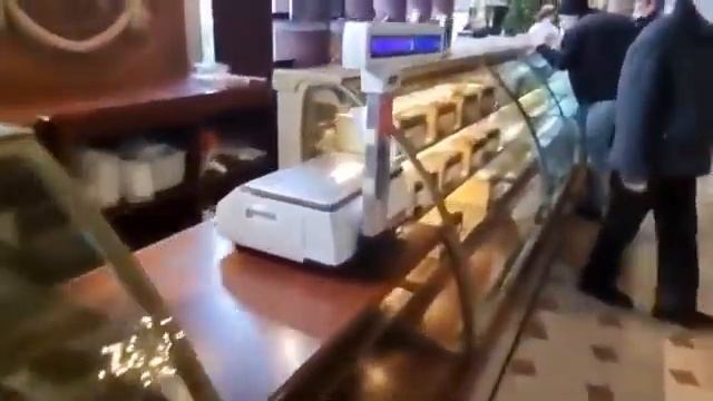 В Москве закрывается магазин Елисеевский. Пустые полк